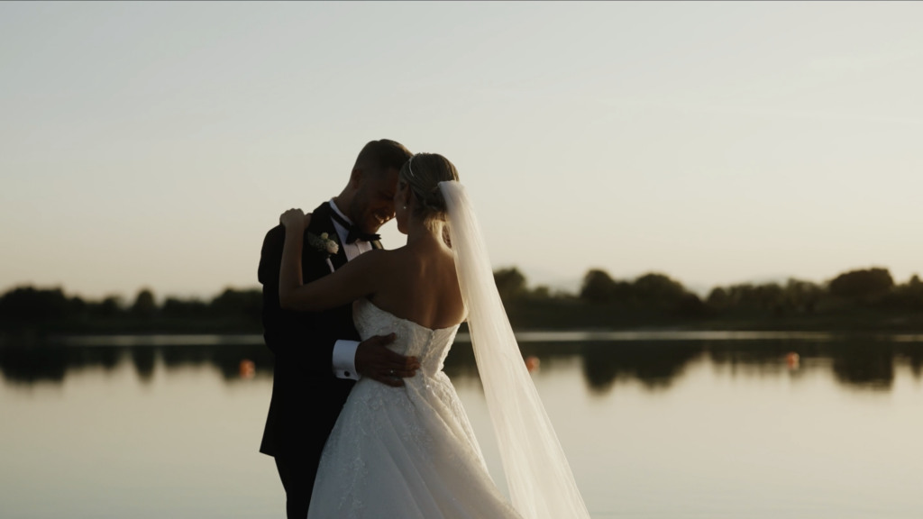 Hochzeitspaar tanzt vor See